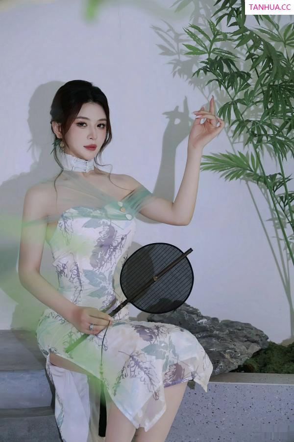   [XiuRen]高清写真图 2025.08.27 No.10694 阿依莎 浅色古风第20张图片